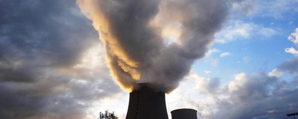 Steam rises at sunset from the cooling towers of the Electricite de France (EDF) nuclear power station at Nogent-Sur-Seine, France, November 13, 2015. Steam rises at sunset from the cooling towers of the Electricite de France (EDF) nuclear power station at Nogent-Sur-Seine, France, November 13, 2015. - Sputnik International