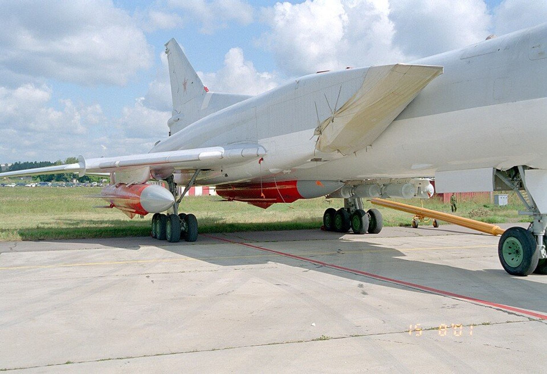 A Raduga Kh-22 anti-ship missile under the wing of a Tupolev Tu-22M supersonic long-range strategic and maritime strike bomber. - Sputnik International, 1920, 30.12.2023