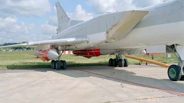 A Raduga Kh-22 anti-ship missile under the wing of a Tupolev Tu-22M supersonic long-range strategic and maritime strike bomber. - Sputnik International