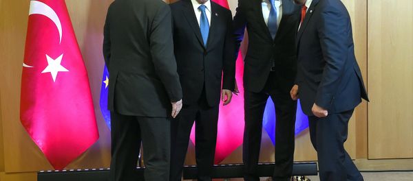Turkish Prime Minister Ahmet Davutoglu poses with European Commission President Jean-Claude Juncker (L), European Council President Donald Tusk (2nd R) and European Parliament President Martin Schulz (R) during an EU-Turkey summit in Brussels, as the bloc is looking to Ankara to help it curb the influx of refugees and migrants flowing into Europe, March 7, 2016. - Sputnik International