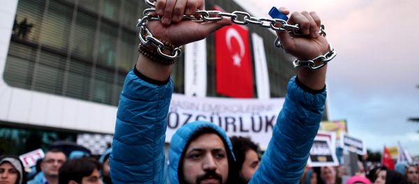 An employee of Zaman newspaper holds a chain during a protest at the courtyard of the newspaper in Istanbul, Turkey March 4, 2016. - Sputnik International