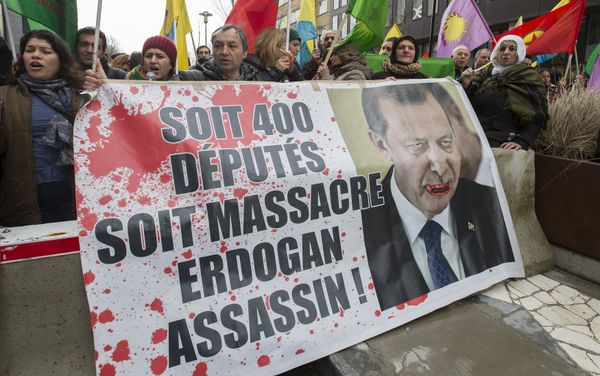 Kurdish people display a picture of Turkish President Tayyip Erdogan during a protest outside an EU-Turkey summit as the bloc is looking to Ankara to help it curb the influx of refugees and migrants flowing into Europe, in Brussels March 7, 2016 - Sputnik International