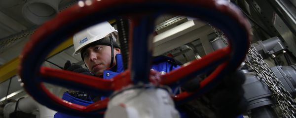A worker of Russian gas and oil giant Gazprom works on February 18, 2015 in Novoprtovskoye oil and gas condensates oilfield at Cape Kamenny in the Gulf of Ob shore line in the south-east of a peninsular in the Yamalo-Nenets Autonomous District, 250 km north of the town of Nadym, northern Russia - Sputnik International