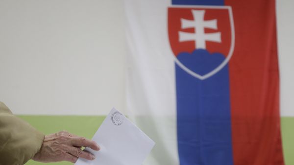 A woman casts her vote during general elections in Trnava, Slovakia, Saturday, March 5, 2016 - Sputnik International