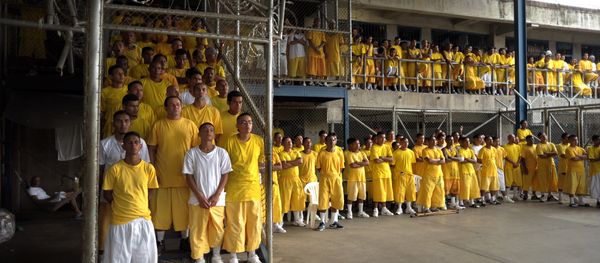 Members of the Mara 18 gang, attend a mass at the Izalco Penitenciary in the city of Izalco, 70 Km west of San Salvador on April 13, 2012 - Sputnik International