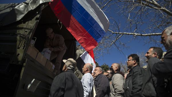 Local residents line up to get a food aid from a Russian military truck Local residents line up to get a food aid from a Russian military truck - Sputnik International