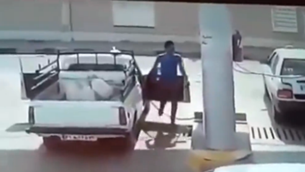 Pick-up Truck suddenly explodes at fuel pump - Sputnik International