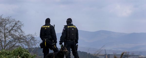 Czech police officers with a dog observe the border between Greece and Macedonia near Gevgelija on February 8, 2016 Czech police officers with a dog observe the border between Greece and Macedonia near Gevgelija on February 8, 2016 - Sputnik International