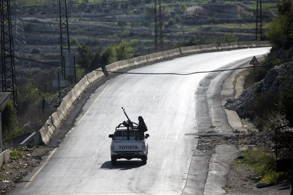 Syrian troops ride on a pickup truck with a mounted machine gun on a road near Latakia in Syria, March 2, 2016 - Sputnik International