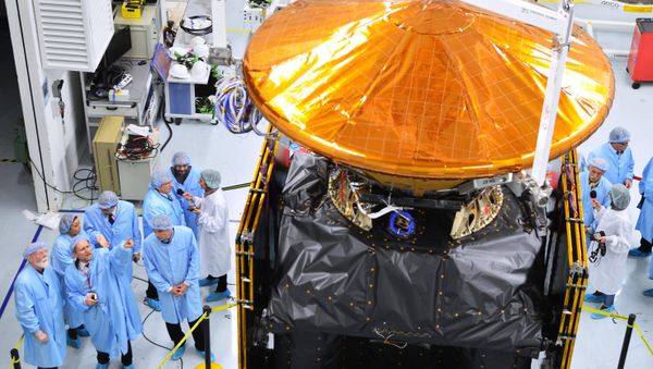 Thales Alenia Space associates seen at the clean shop, handling the orbital station of the European-Russian project ExoMars 2016 - Sputnik International