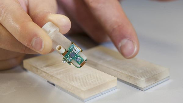 Detail of the bionic fingertip electronics that restored sensations of texture to amputee Dennis Aabo Sørensen, and the plastic gratings with rough and smooth textures - Sputnik International