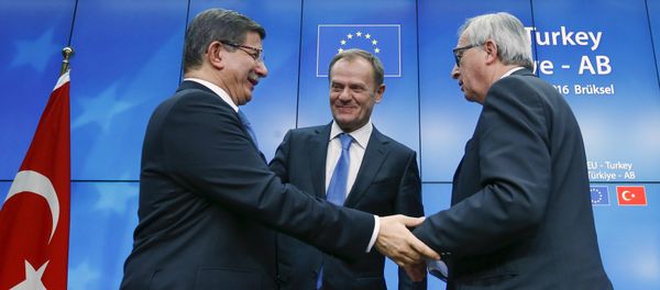 Turkish Prime Minister Ahmet Davutoglu (L), European Council President Donald Tusk (C) and European Commission President Jean Claude Juncker (R) greet each other after a news conference at the end of a EU-Turkey summit in Brussels March 8, 2016. Turkish Prime Minister Ahmet Davutoglu (L), European Council President Donald Tusk (C) and European Commission President Jean Claude Juncker (R) greet each other after a news conference at the end of a EU-Turkey summit in Brussels March 8, 2016. - Sputnik International