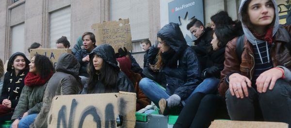 Students sit outside their high school in Paris, Wednesday , March 9, 2016. - Sputnik International