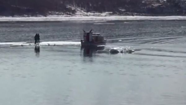 Selfie Fail: Two Teens Rescued From Ice Float - Sputnik International