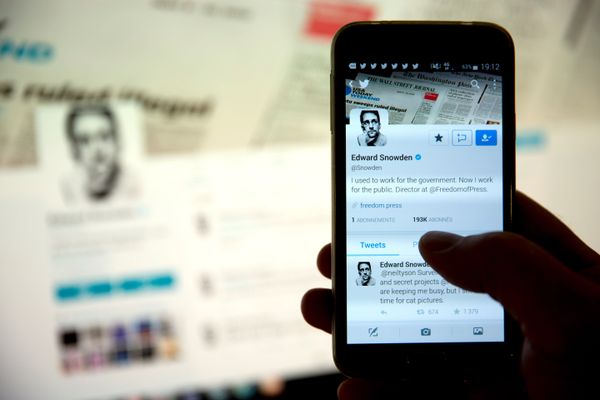 A picture taken on September 29, 2015 shows the Twitter account of former US intelligence contractor Edward Snowden. - Sputnik International