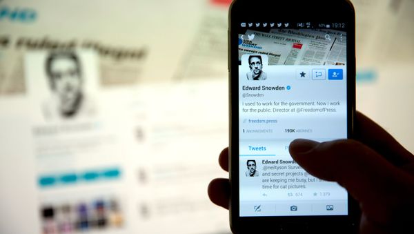 A picture taken on September 29, 2015 shows the Twitter account of former US intelligence contractor Edward Snowden. - Sputnik International