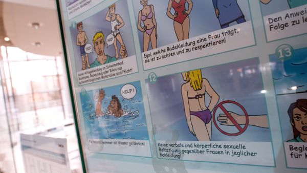A poster informs about pool rules in a public swimming pool in Munich, southern Germany, on January 12, 2016. - Sputnik International