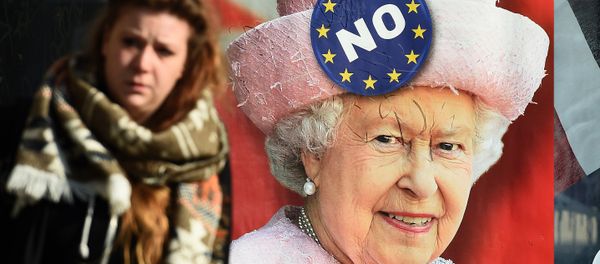 A combo picture made and taken on February 29, 2016 in Brussels shows two women walking by a bus stop with an advertisement campaign for a Belgium radio news channel picturing British Queen Elizabeth II with a logo reading No on her hat . - Sputnik International
