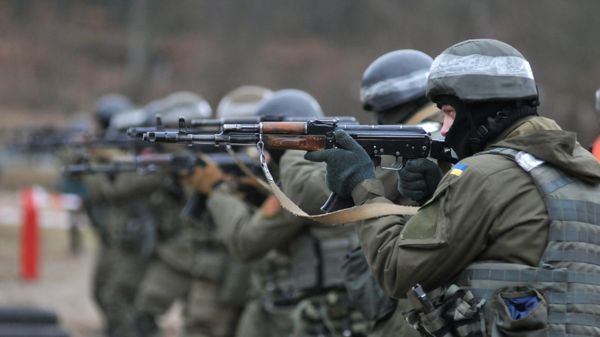 Ukraine's National Guard soldiers during combat training developed by NATO at a training ground in the Zolochevsky District, Lviv Region. - Sputnik International