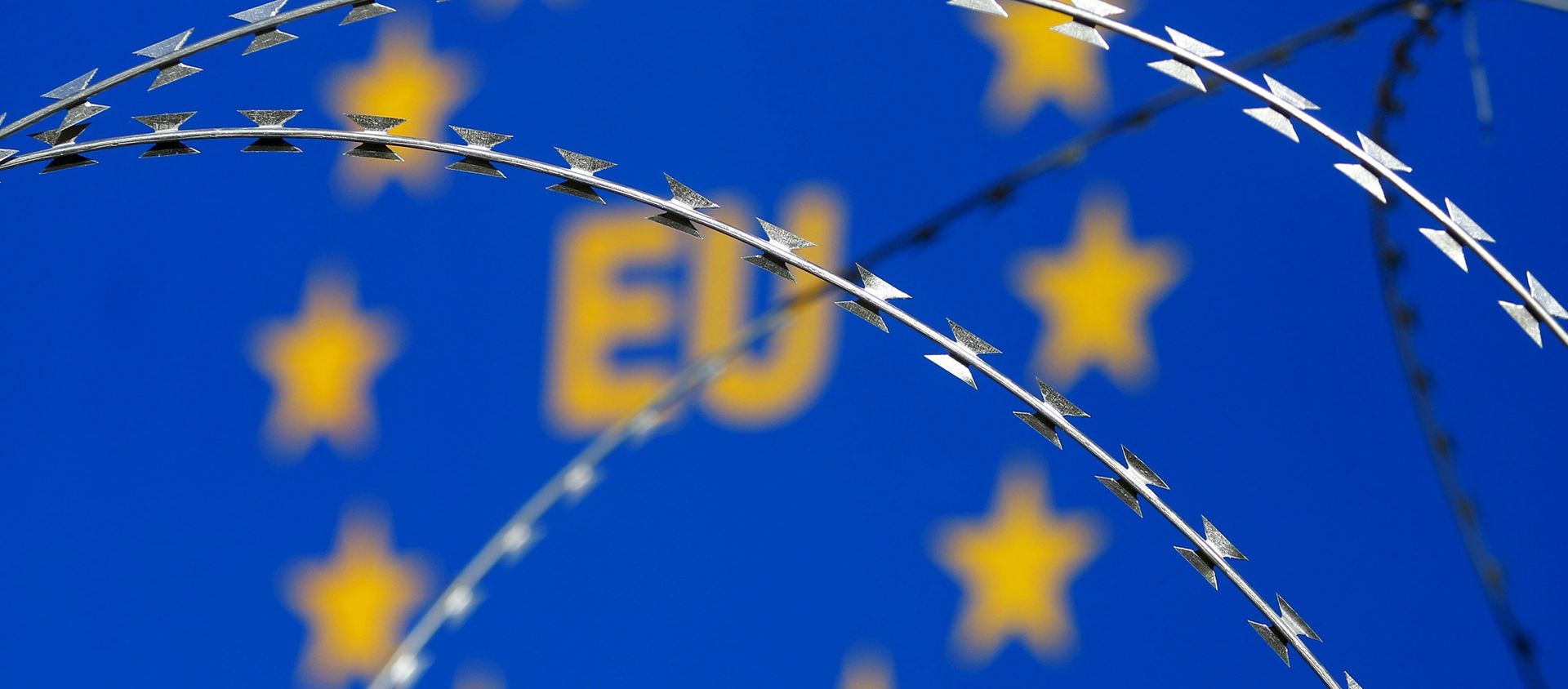 Razor wire is seen in front of an European Union (EU) sign during a protest against barbed wire fences along the border crossing between Slovenia and Croatia in Brezovica pri Gradinu, Slovenia, in this file picture taken December 19, 2015. Razor wire is seen in front of an European Union (EU) sign during a protest against barbed wire fences along the border crossing between Slovenia and Croatia in Brezovica pri Gradinu, Slovenia, in this file picture taken December 19, 2015. - Sputnik International, 1920, 23.02.2021