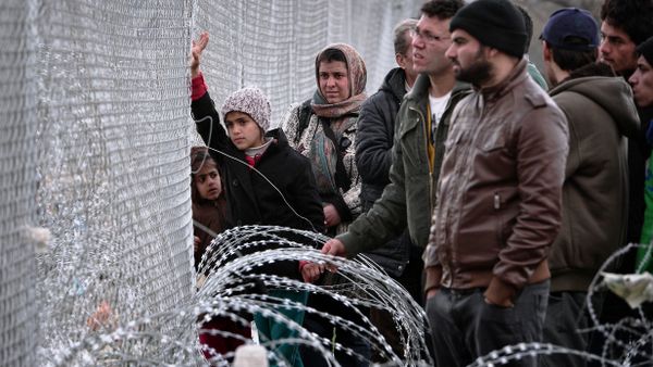 People look at the Macedonian side of the border through a fence in the makeshift camp at the Greek-Macedonian border near the Greek village of Idomeni, on March 3, 2016. - Sputnik International