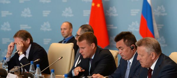 Alexei Chekunkov (center), CEO, JSC Far East and Baikal Region Development Fund, attends the Country Dialogue Russia-China at the Eastern Economic Forum in Vladivostok - Sputnik International
