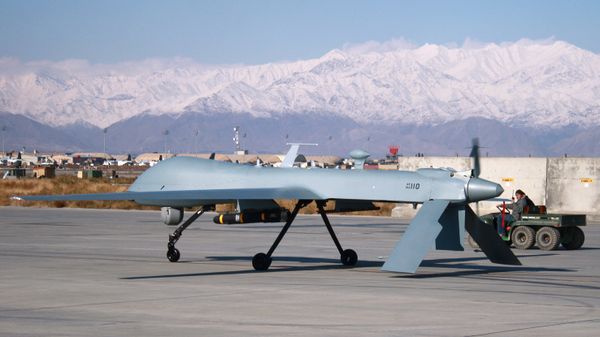 US Predator unmanned drone armed with a missile setting off from its hangar at Bagram air base in Afghanistan, November 27, 2009. US Predator unmanned drone armed with a missile setting off from its hangar at Bagram air base in Afghanistan, November 27, 2009. - Sputnik International