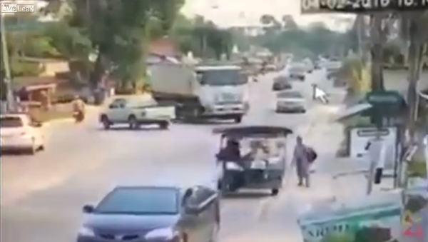 Truck Driver Drifting to Avoid Crash - Sputnik International