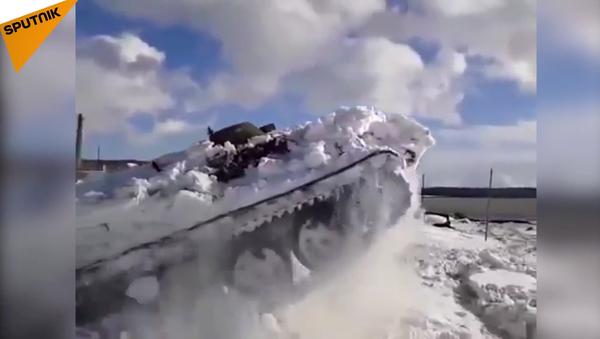 Springtime! Russian APCs Emerge From Under the Snow - Sputnik International