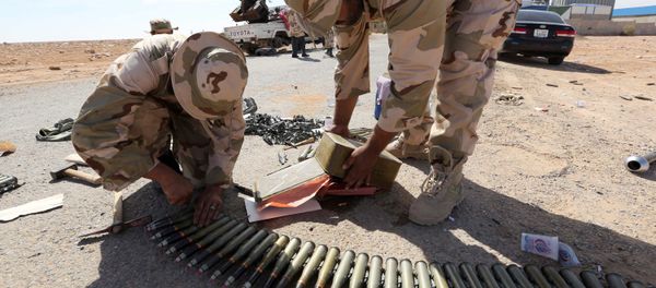 Libyan soldiers check ammunition, some three kilometers from the northern entrance to the Bani Walid (file photo) - Sputnik International