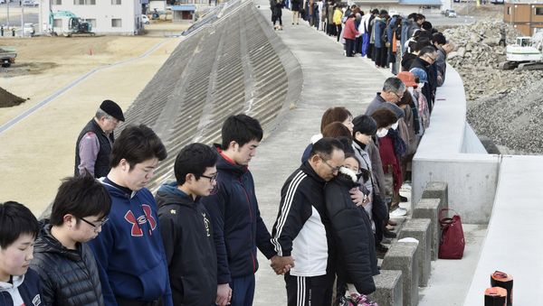 People observe a moment of silence at 2:46 p.m. (0546 GMT), the time when the magnitude 9.0 earthquake struck off Japan's coast in 2011, atop of a seawall at Taro district in Miyako, Iwate prefecture, Japan, March 11, 2016, to mark the fifth-year anniversary of the March 11, 2011 earthquake and tsunami that killed thousands and set off a nuclear crisis. People observe a moment of silence at 2:46 p.m. (0546 GMT), the time when the magnitude 9.0 earthquake struck off Japan's coast in 2011, atop of a seawall at Taro district in Miyako, Iwate prefecture, Japan, March 11, 2016, to mark the fifth-year anniversary of the March 11, 2011 earthquake and tsunami that killed thousands and set off a nuclear crisis. - Sputnik International