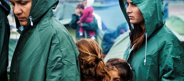 Migrants queue for a food distribution under the rain on March 10, 2016, in a makeshift camp at the Greek-Macedonian border, near the Greek village of Idomeni. - Sputnik International