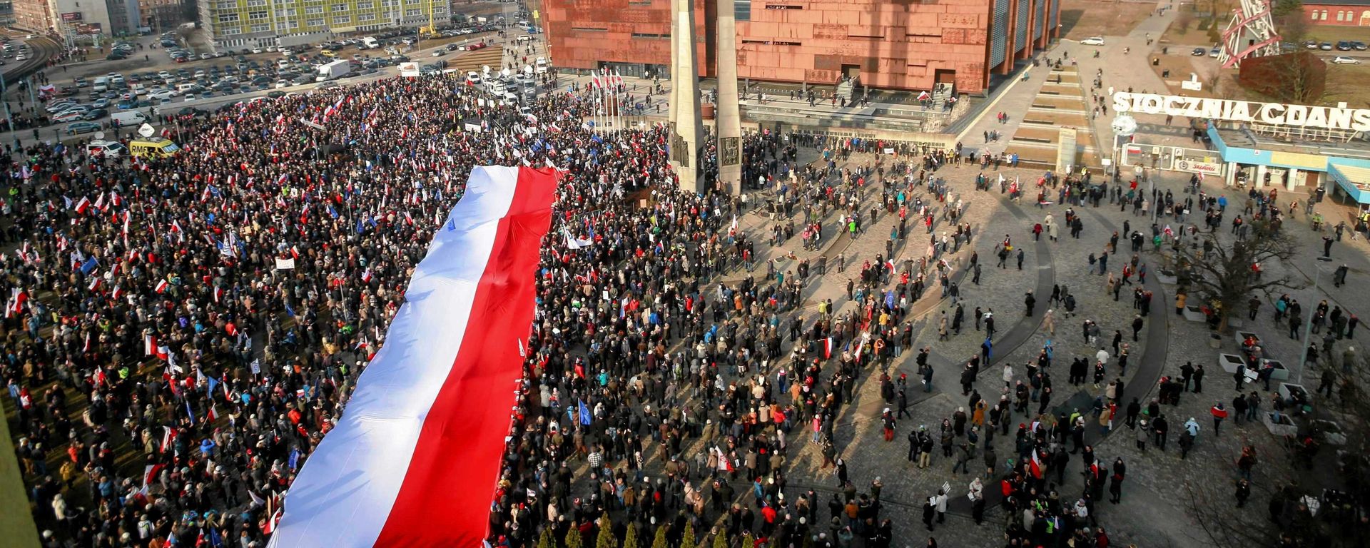 People hold Polish national flag during a demonstration in Gdansk, Poland February 28, 2016. People hold Polish national flag during a demonstration in Gdansk, Poland February 28, 2016. - Sputnik International, 1920, 11.11.2021