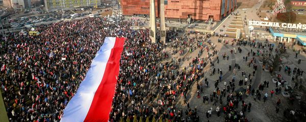 People hold Polish national flag during a demonstration in Gdansk, Poland February 28, 2016. - Sputnik International