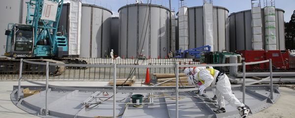 Men wearing protective suits and masks work in front of welding storage tanks for radioactive water, under construction in the J1 area at the Tokyo Electric Power Co's (TEPCO) tsunami-crippled Fukushima Daiichi nuclear power plant in Okuma in Fukushima prefecture. (File) Men wearing protective suits and masks work in front of welding storage tanks for radioactive water, under construction in the J1 area at the Tokyo Electric Power Co's (TEPCO) tsunami-crippled Fukushima Daiichi nuclear power plant in Okuma in Fukushima prefecture. (File) - Sputnik International