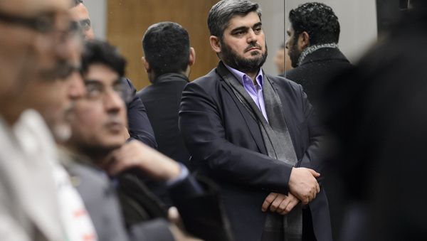 Chief negotiator for the main Syrian opposition body and rebel group Army of Islam, Mohammed Alloush (C) stands during a press conference after Syrian peace talks on February 3, 2016 in Geneva. (File) - Sputnik International