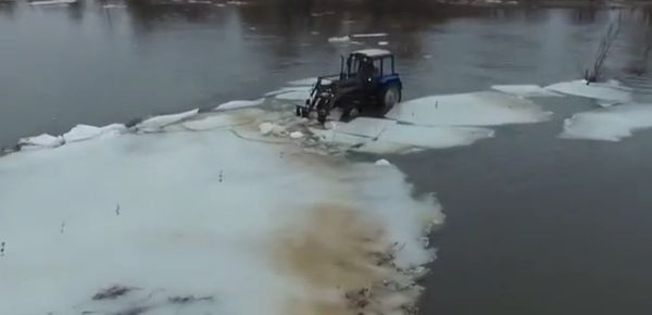 OnlyInRussia: Tractor Doubles As Icebreaker OnlyInRussia: Tractor Doubles As Icebreaker - Sputnik International