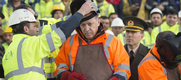 Turkey's President Tayyip Erdogan prepares for the welding of the final section of the Yavuz Sultan Selim Bridge, the Third Bosphorus Bridge, during a ceremony in Istanbul, Turkey, March 6, 2016 - Sputnik International
