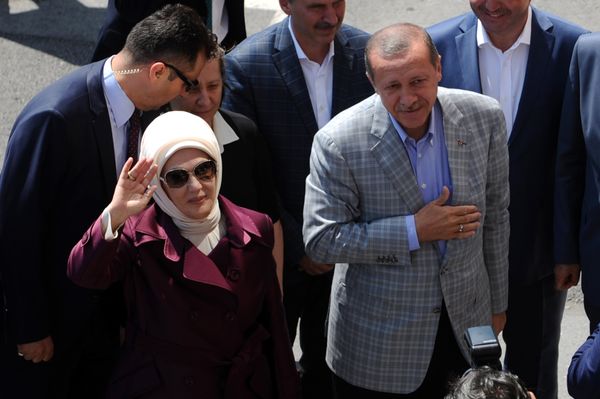 Turkish Prime Minister Recep Tayyip Erdogan (R) and his wife Emine (2nd L) acknowledge the crowd as they go to vote for the Turkish presidential election, on August 10, 2014, in Istanbul Turkish Prime Minister Recep Tayyip Erdogan (R) and his wife Emine (2nd L) acknowledge the crowd as they go to vote for the Turkish presidential election, on August 10, 2014, in Istanbul - Sputnik International