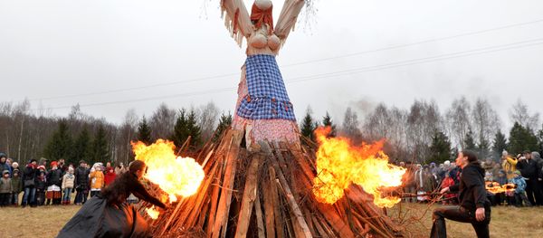 Participants of the folk ensemble burn the scarecrow of the Winter durin the celebration of Maslenitsa on the territory of the Belarussian State Museum of Folk Architecture and Culture in the village of Ozertso outside Minsk - Sputnik International