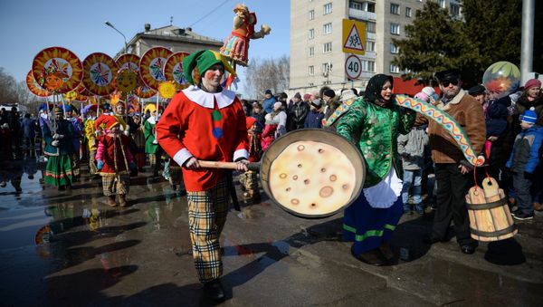 Maslenitsa festivities held on a square of the Cathedral of Transfiguration in Berdsk, Novosibirsk Region - Sputnik International
