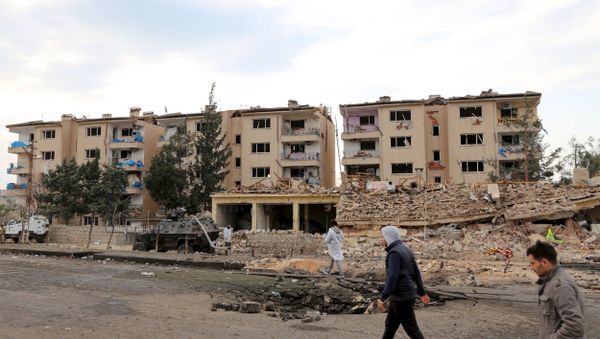 Forensic experts and plain clothes security officers inspect a police housing comlex after a car bomb and rocket attack by Kurdish militants in Nusaybin, in the southeastern province of Mardin, Turkey March 4, 2016 - Sputnik International
