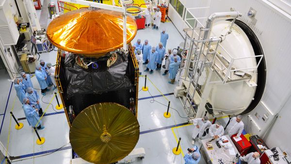 Thales Alenia Space associates seen at the clean shop, handling the orbital station of the European-Russian project ExoMars 2016 - Sputnik International