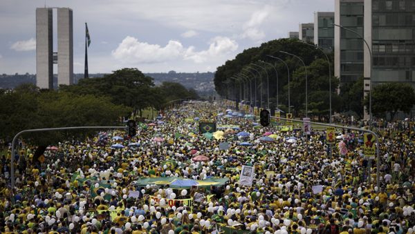 Demonstrators attend a protest against Brazil's President Dilma Rousseff, part of nationwide protests calling for her impeachment, near the Brazilian national congress in Brasilia, Brazil, March 13, 2016 - Sputnik International