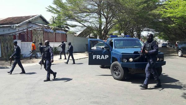 A photo taken by a witness at the scene shows Ivorian security forces gathered in front of a hotel in the beach resort of Grand-Bassam after heavily armed gunmen opened fire on March 13, 2016 - Sputnik International