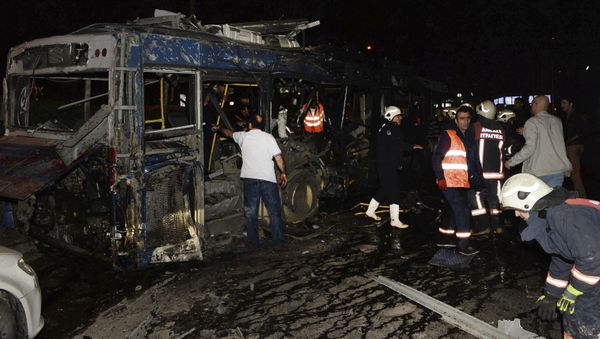 Сгоревший автобус в результате взрыва в Анкаре Сгоревший автобус в результате взрыва в Анкаре - Sputnik International