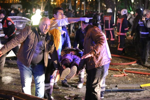 Rescuers carry a victim on a stretcher at the scene of a blast in Ankara on March 13, 2016. Rescuers carry a victim on a stretcher at the scene of a blast in Ankara on March 13, 2016. - Sputnik International