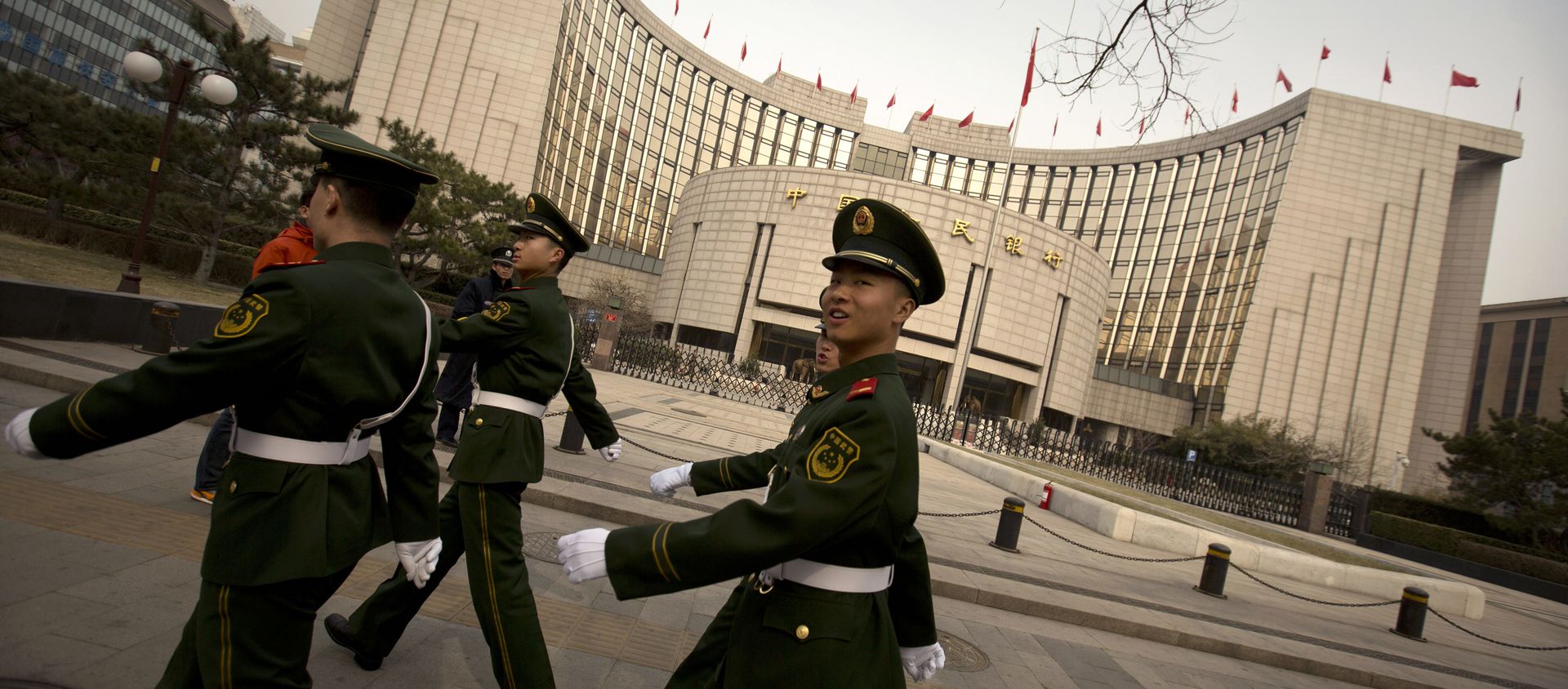 Chinese paramilitary police march past China's central bank, the People's Bank of China, in Beijing, Saturday, March 12, 2016 Chinese paramilitary police march past China's central bank, the People's Bank of China, in Beijing, Saturday, March 12, 2016 - Sputnik International, 1920, 28.01.2021