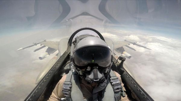 A handout image made available on September 11, 2015 by the United Arab Emirates News Agency (WAM) at taken at an undisclosed location shows a pilot sitting in a cockpit of a fighter jet of the UAE armed forces during raids against Shiite Huthi rebels in Yemen as part of the Saudi-led coalition’s Operation Decisive Storm - Sputnik International