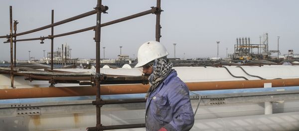 Iranian man works at an oil facility in the Khark Island (File) - Sputnik International